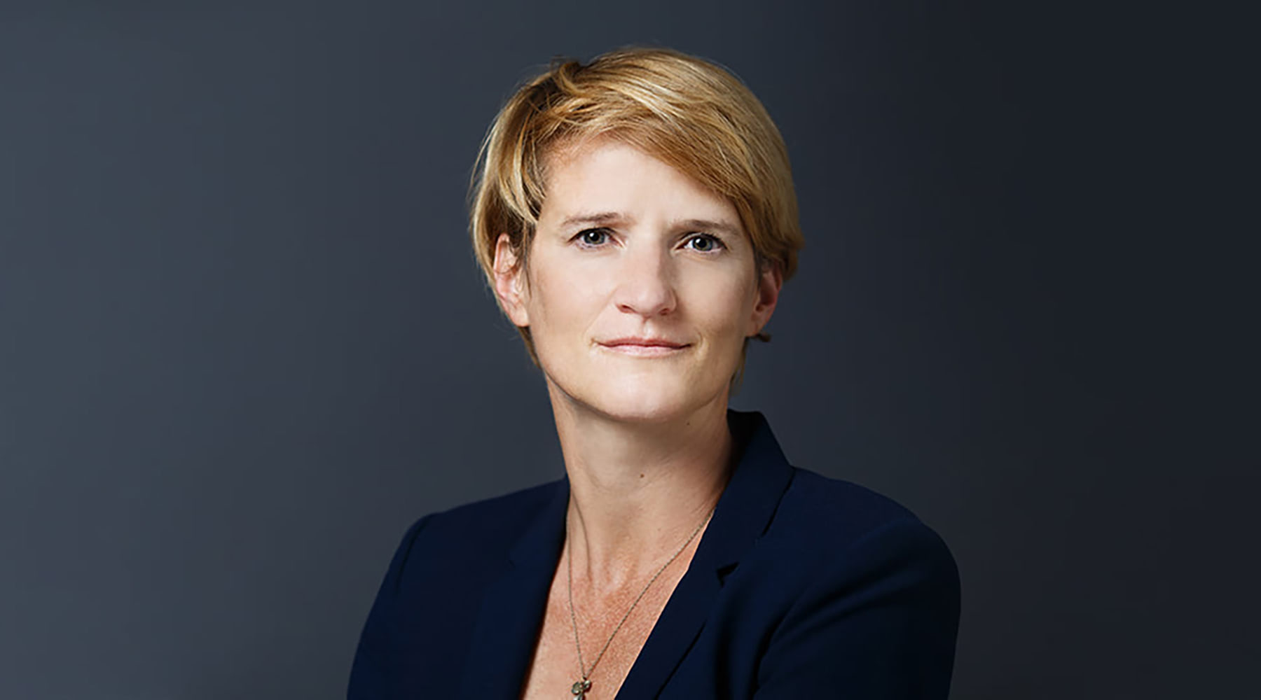 Portrait von Dr. Lieselotte Mahler auf dunklem Hintergrund