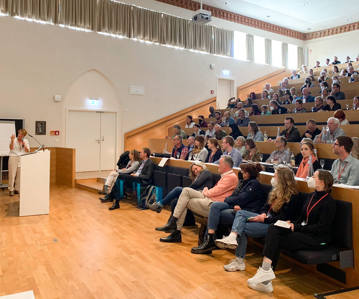 Aufnahme der Teilnehmer:innen des Praxisforums im Hörsaal