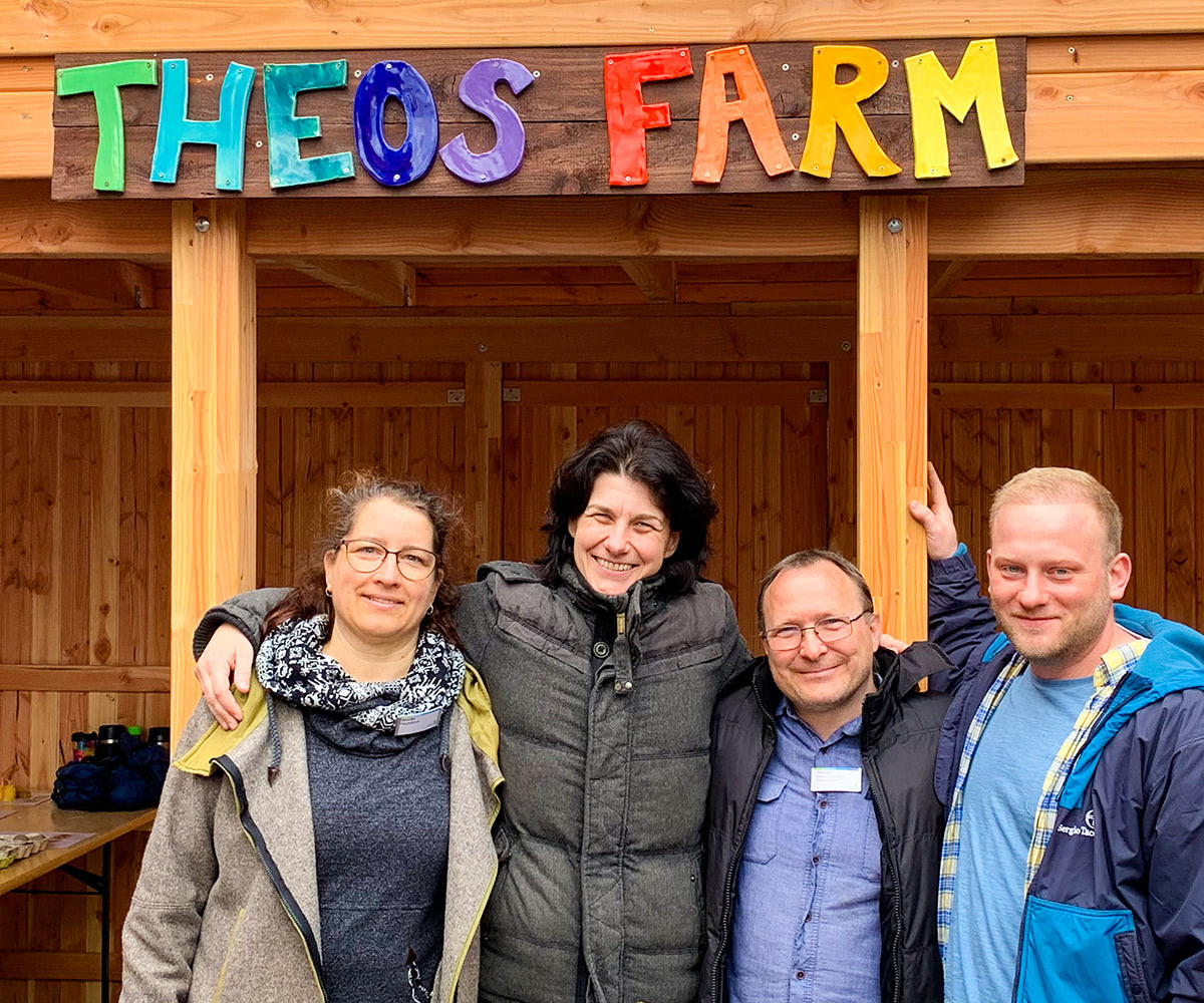 Gruppenbild von Mitarbeitenden vor dem Schild der neu eröffneten Farm