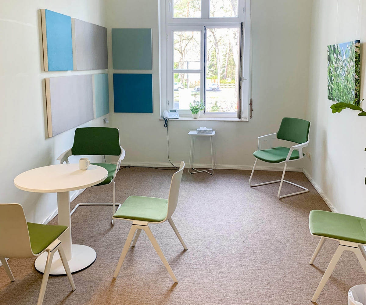 Heller Aufenthaltsraum in der Psychosomatischen Tagesklinik