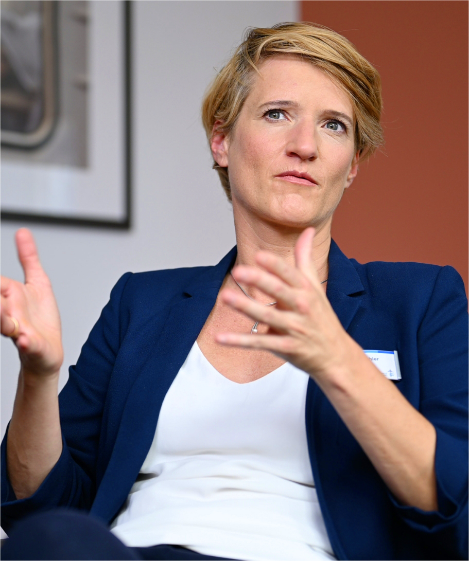 Portrait von Dr. Lieselotte Mahler in einer Gesprächssituation
