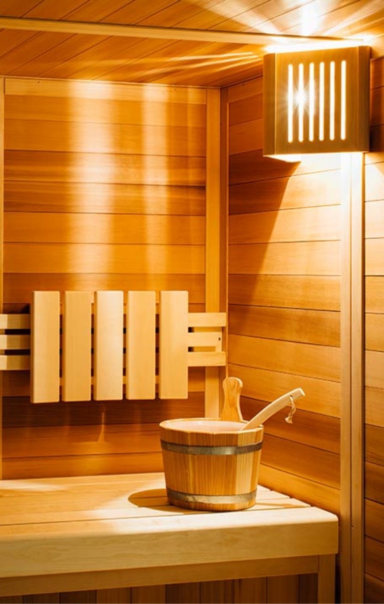 Blick in eine hölzerne Sauna