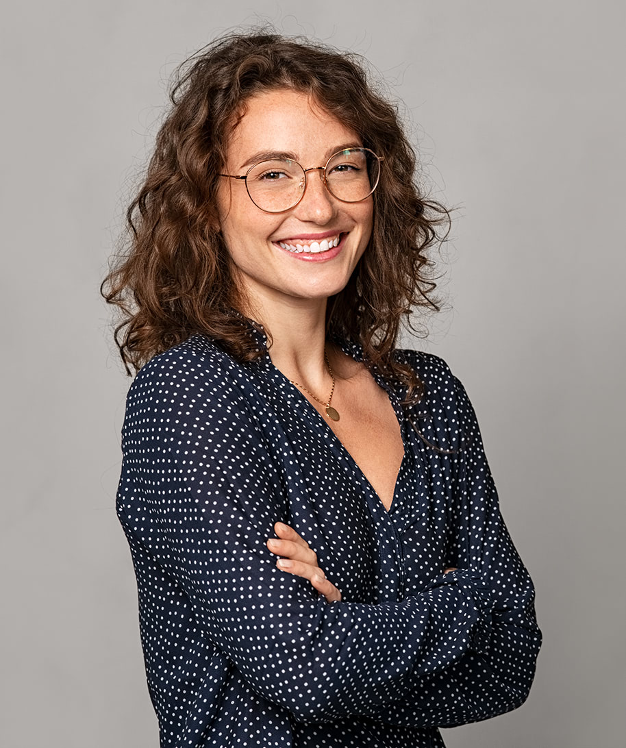 Portrait einer lachenden Frau mit verschränkten Armen