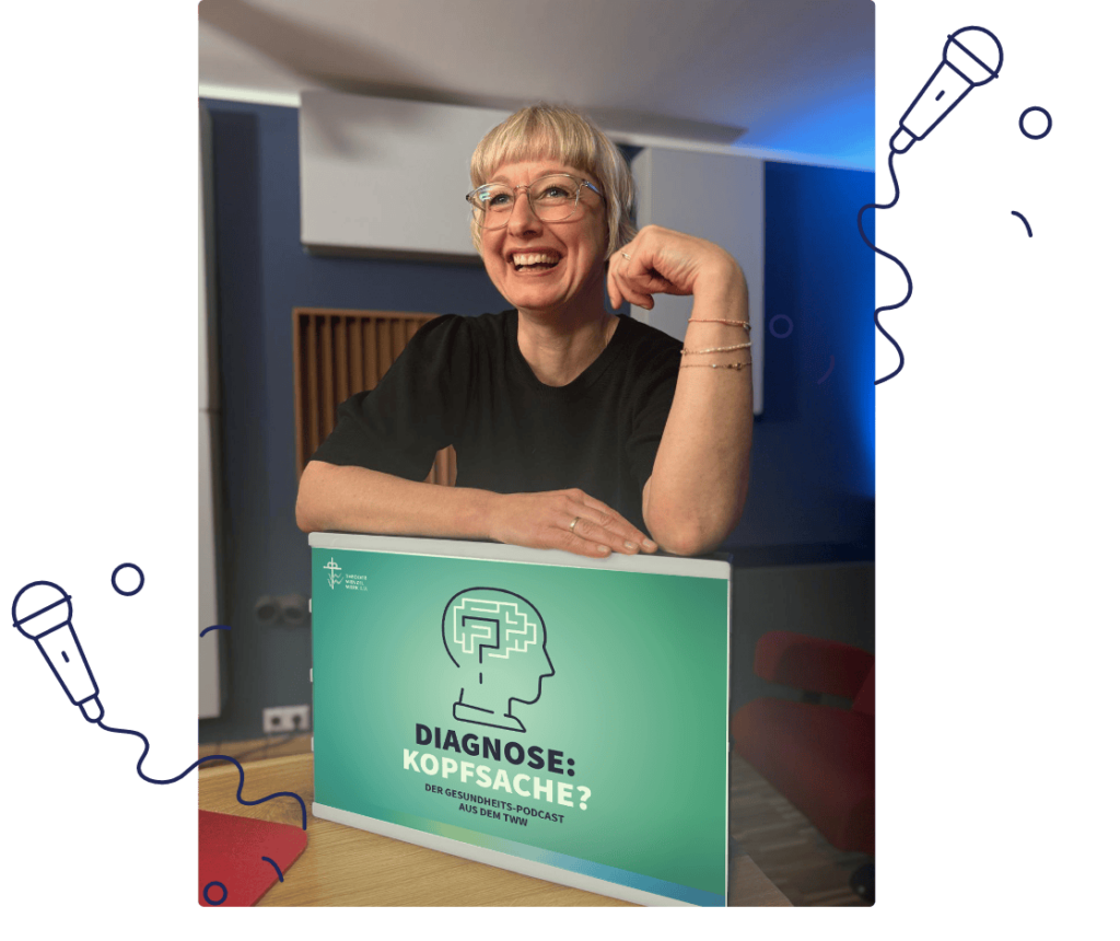 Claudia Noack lehnt im Podcast-Studio auf einem Schild , auf dem "Diagnose Kopsache?" steht