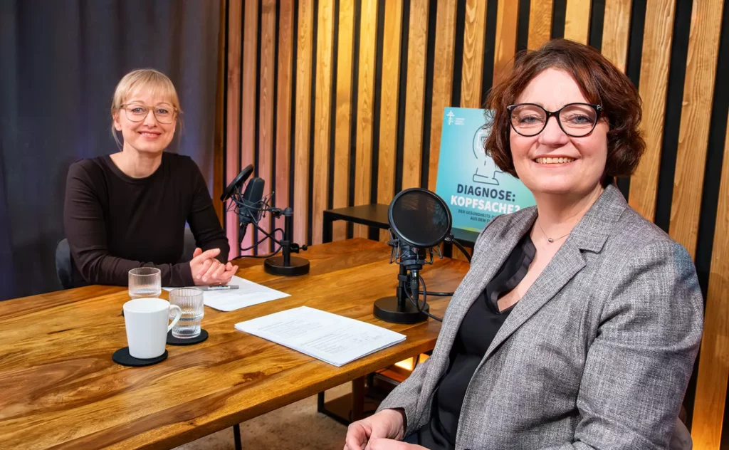 Porträt von Prof. Dr. Cornelia Kornblum und Claudia Noack im Podcast-Studio von Diagnose Kopfsache