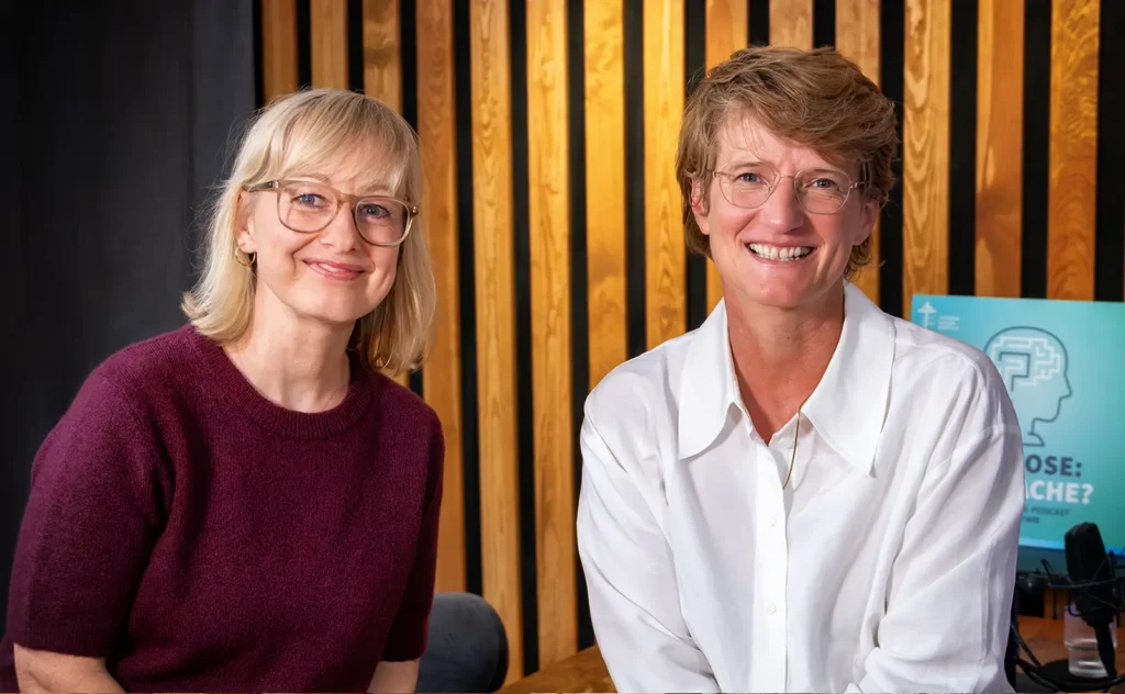Porträt von Claudia Noack und Dr. Lieselotte Mahler im Podcast-Studio von Diagnose Kopfsache