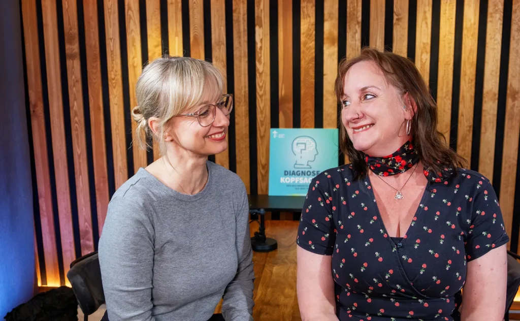 Claudia Noack und Nadine Basler sitzen im Podcaststudio