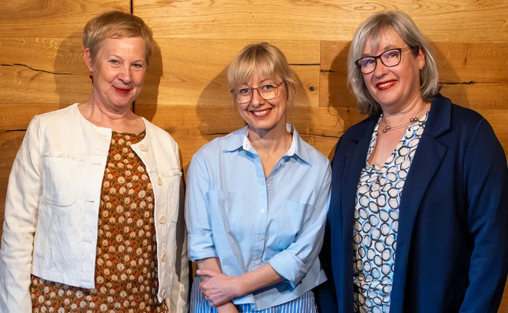 Porträt von Claudia Noack, Birgit Jänchen-van der Hoofd und Dr. Hannah Göhler im Podcast-Studio von Diagnose Kopfsache