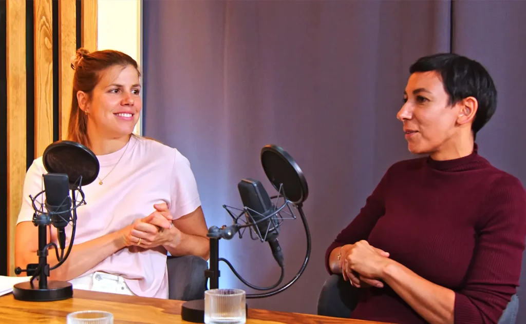 Hannah Drüner und Janina Sarah Mey im Podcast-Studio von Diagnose Kopfsache